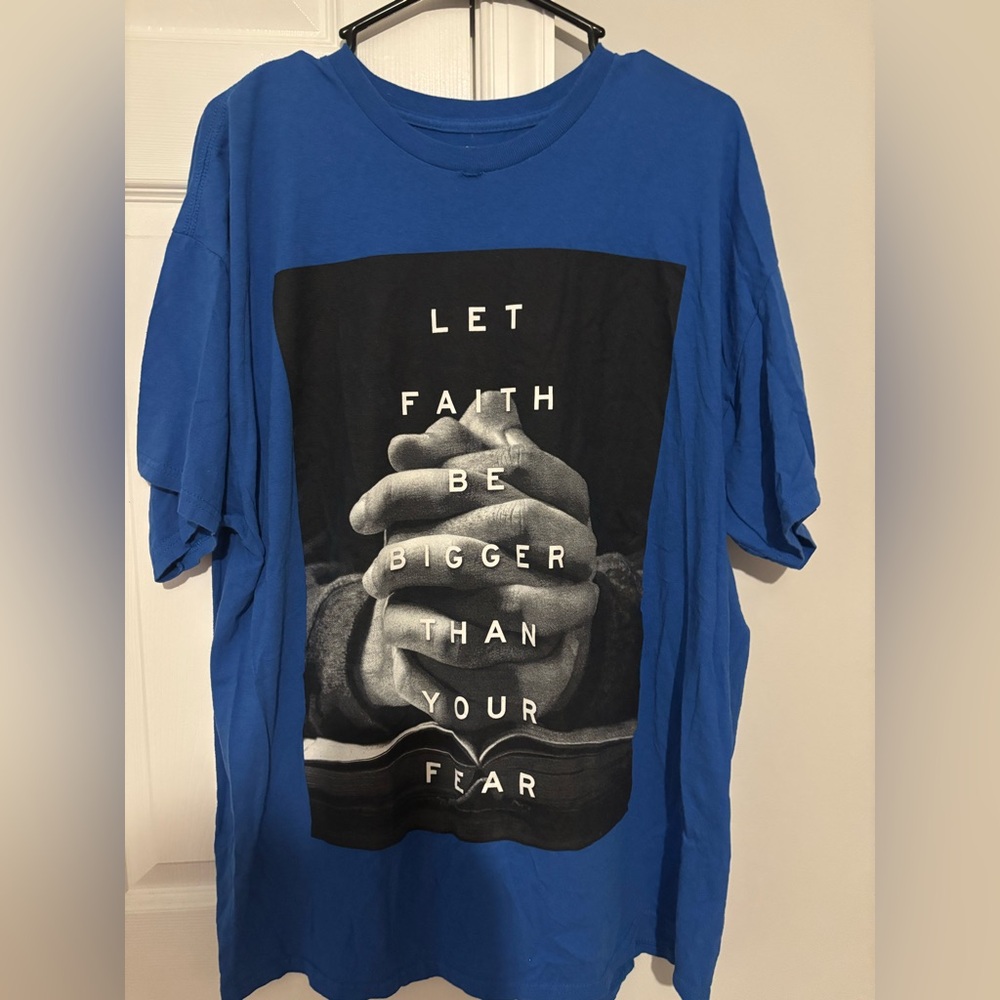 Men’s Tee Small Hole In Front